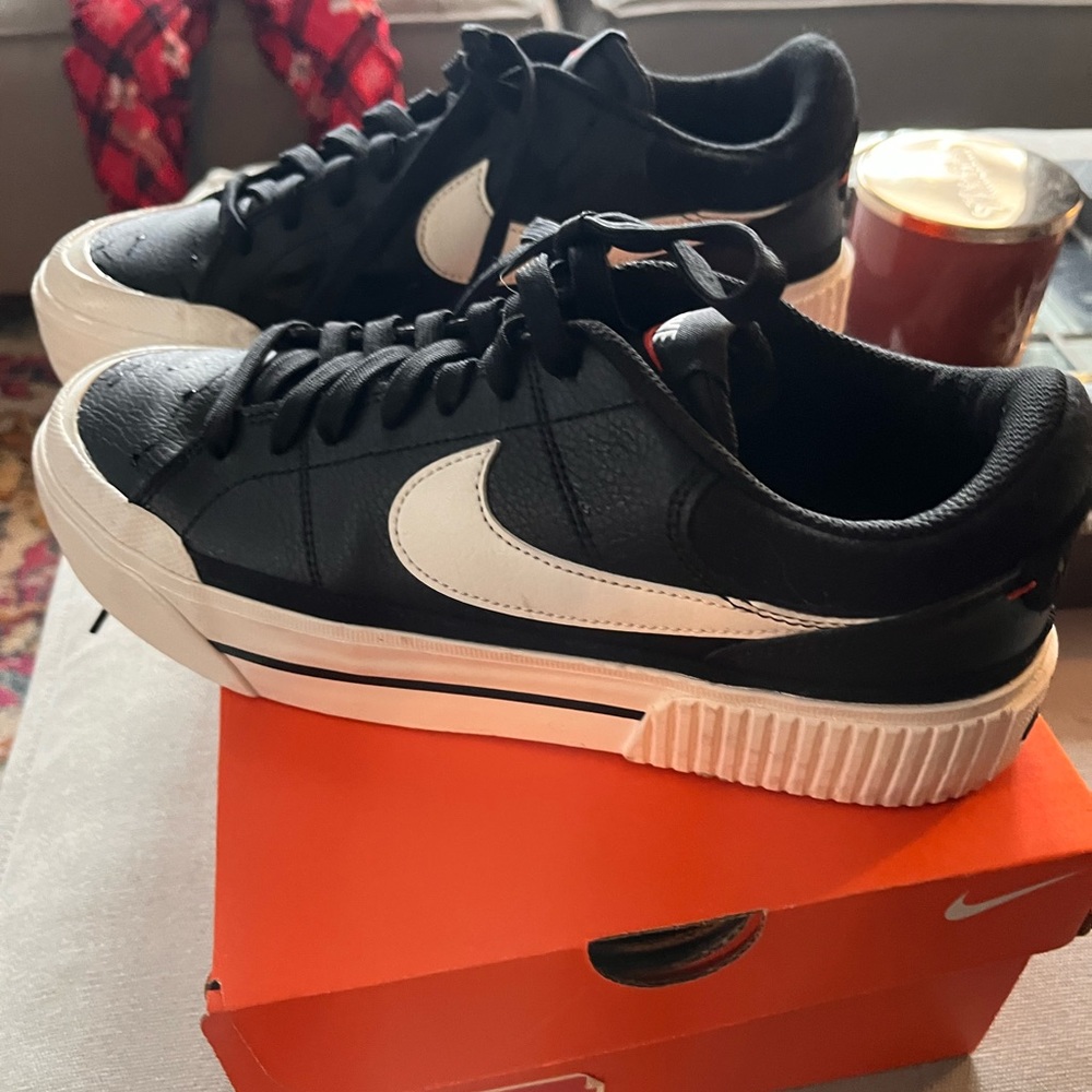 Women’s Nike court legacy left platform sneaker, size 9